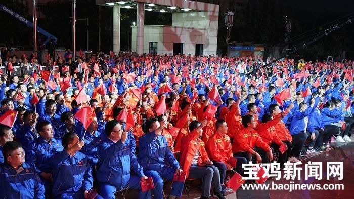 致敬！寶石呆板晚會動人一幕油炸出產(chǎn)線：29人獲頒新中國創(chuàng)建70周年懷念章